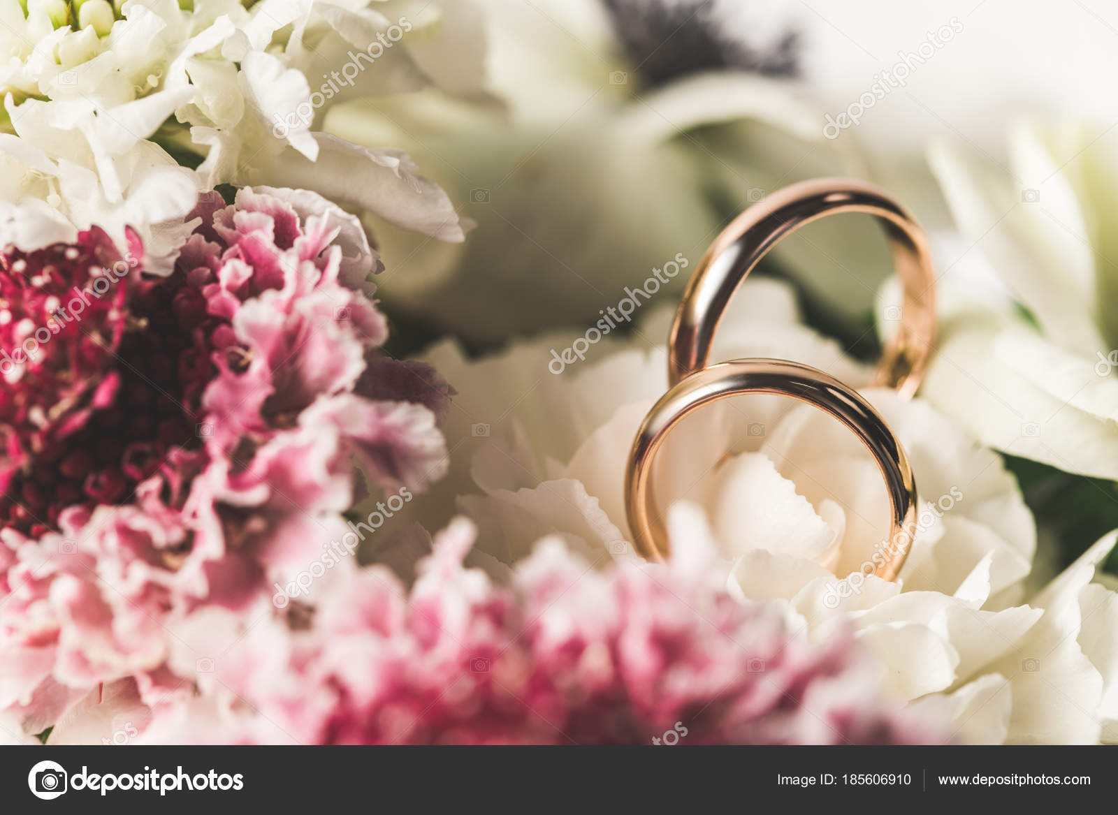 depositphotos_185606910-stock-photo-close-view-wedding-rings-bridal